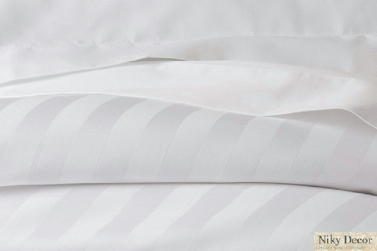 lenjerie de pat alba damasc satinat in dungi de 2 cm | Producator lenjerie pat hotel pret.