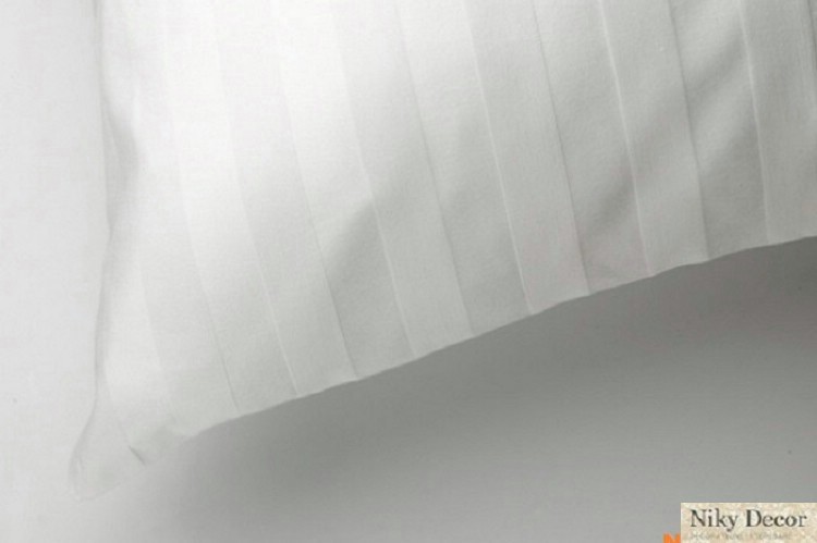Lenjerii de pat damasc alb in dungi de 2 cm pentru hotel