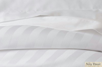 Lenjerie de pat alba damasc satinat in dungi hotel 150 gr 100% bumbac