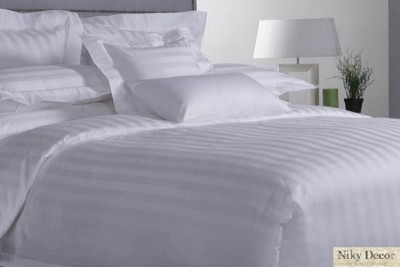 Lenjerie de pat alba din damasc pentru hotel in Curtea de Argeș