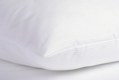 Lenjerie de pat hotel damasc alb in dungi de 2 mm 80% bumbac 140 gr