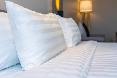 Lenjerie de pat alba pentru hotel model Paris
